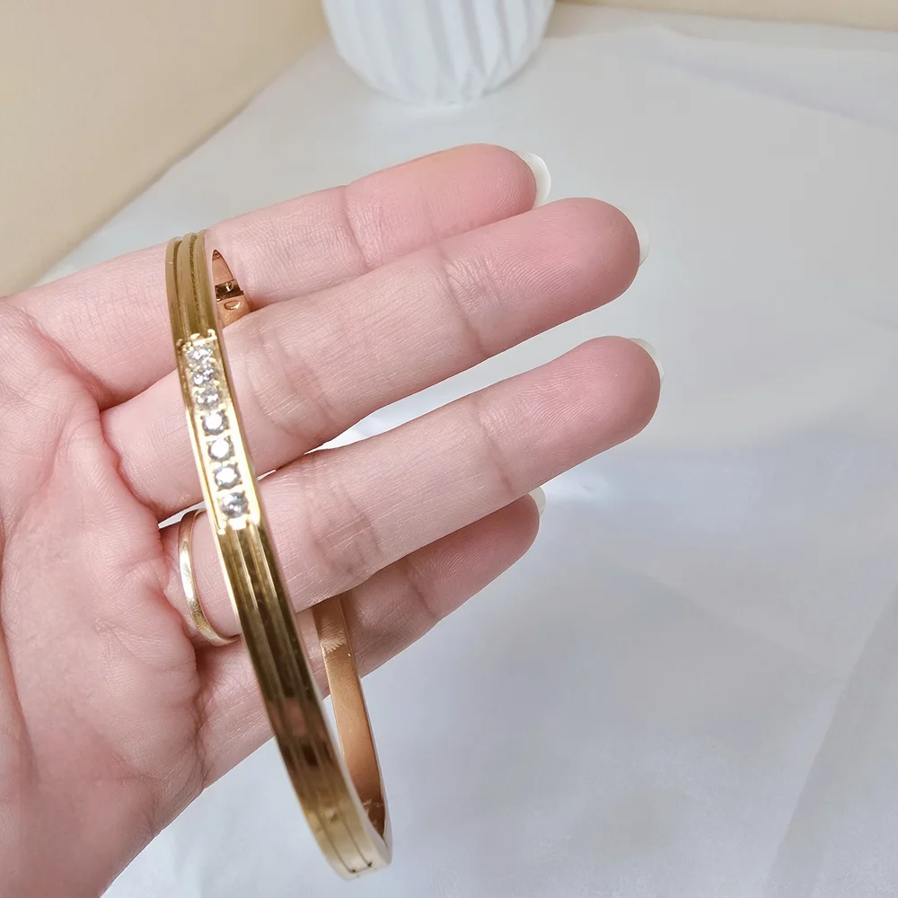 🏷NEW‎ 18K Gold-plated Bangle Bracelet with Crystal Accents